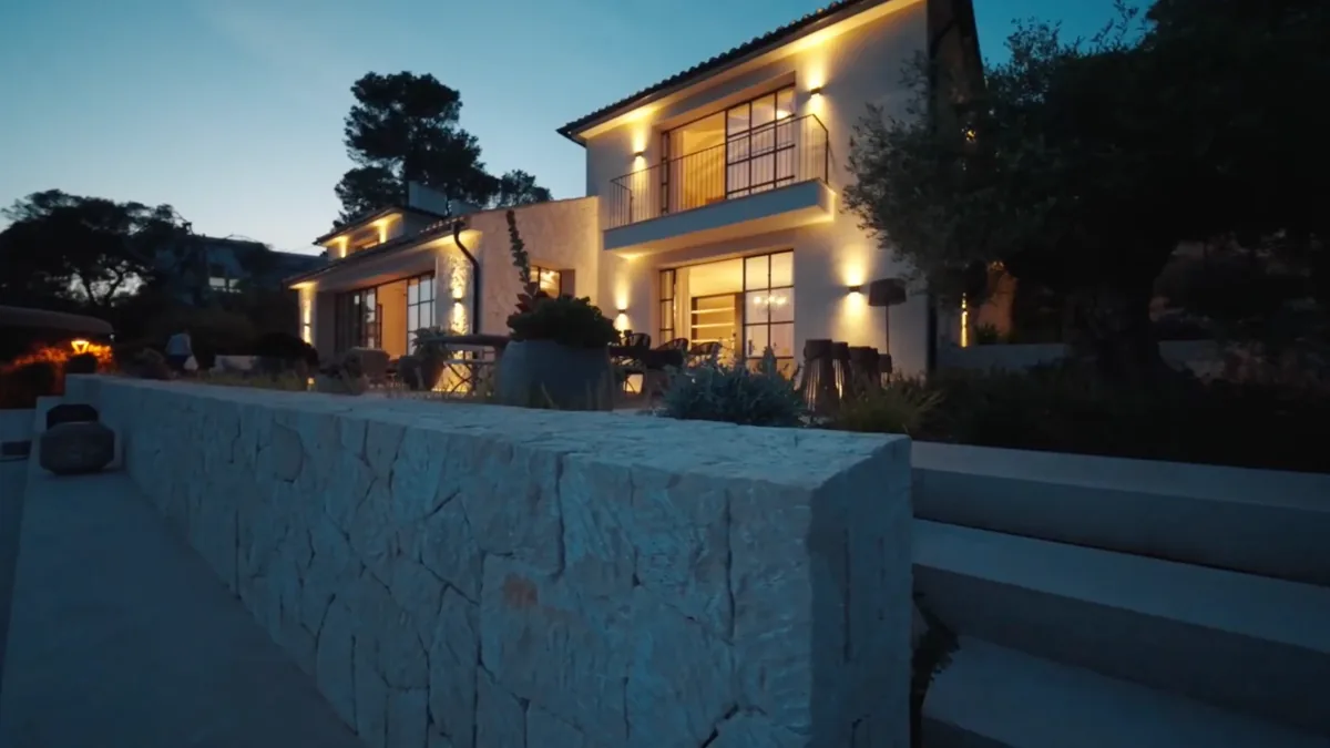 Vorschaubild zum Objektfilm einer Villa in der Abenddämmerung