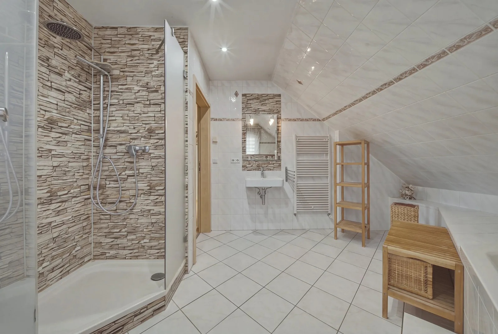Badezimmer mit Dachschräge und Dusche mit Steinoptik, Innenaufnahme