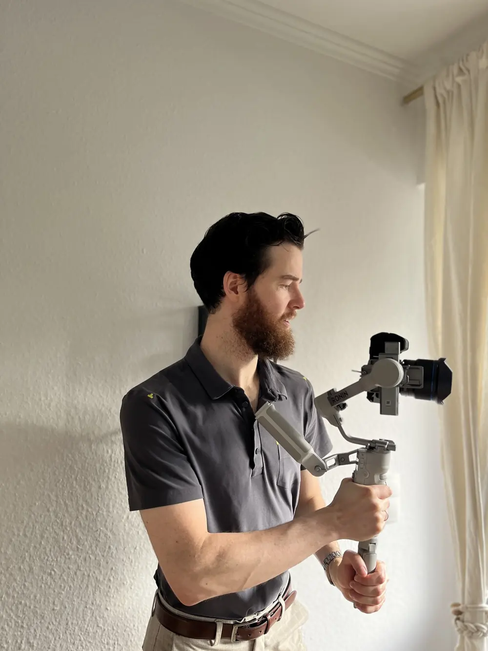 Patrick Vonderbank mit Kamera und Gimbal bei der Arbeit